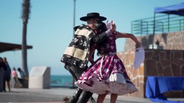 Şehir meydanında dans eden iki huaso, Şili cuecası, patrias kutlaması 