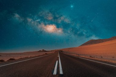 Çöldeki yol ve yıldızlı gökyüzü gece görüşü