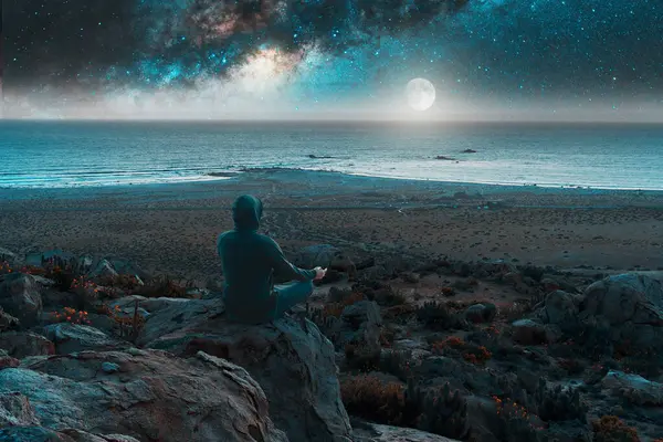 Tepenin tepesinde gece vakti Samanyolu 'yla meditasyon yapan ve kayan bir yıldızla...