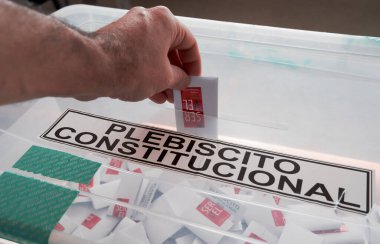 Şili 'de anayasal oylama, oy sandığına yatıran bir el.
