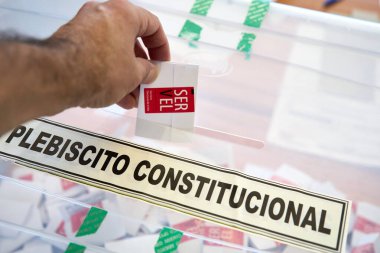 Şili 'de anayasal oylama, oy sandığına yatıran bir el.