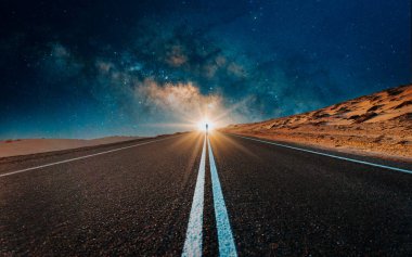 Çöldeki ışığa giden yol Güzel bir gece yıldızlı gökyüzü