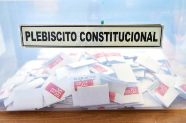 Oylama sandığı anayasal referandumun içinde 