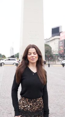 Buenos Aires Obelisk 'teki Latin Amerikalı genç bir kadının portresi. 
