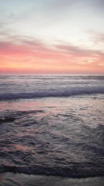 Gün batımının güzel manzarası gökyüzü ve deniz dalgaları