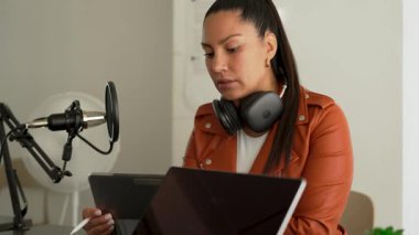 İspanyol kadın stüdyoda ses yayını yapıyor. İçerik oluşturucu çalışıyor