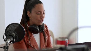 Latin kadın stüdyoda ses yayını yapıyor