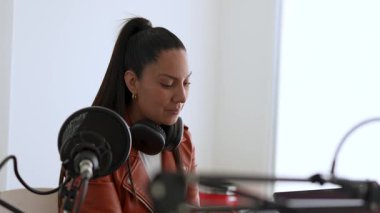 Latin kadın stüdyoda ses yayını yapıyor
