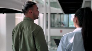 Tabletli kadın ve erkeğin ofise girip iş projelerini tartışmalarının arka plan görüntüsü 