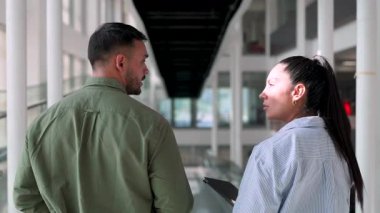 Tabletli kadın ve erkeğin ofise girip iş projelerini tartışmalarının arka plan görüntüsü 