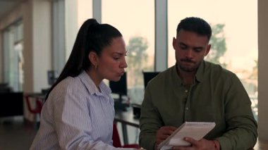 İki yönetici iş projesini tartışırken ofiste birlikte oturuyorlar. 