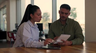 İki yönetici iş projesini tartışırken ofiste birlikte oturuyorlar. 