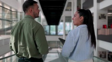 Tabletli kadın ve erkeğin ofise girip iş projelerini tartışmalarının arka plan görüntüsü 