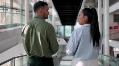 Tabletli kadın ve erkeğin ofise girip iş projelerini tartışmalarının arka plan görüntüsü 