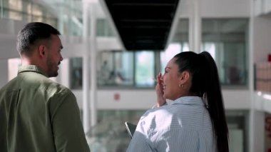 Tabletli kadın ve erkeğin ofise girip iş projelerini tartışmalarının arka plan görüntüsü 