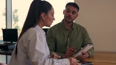 İki yönetici iş projesini tartışırken ofiste birlikte oturuyorlar. 