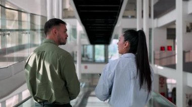 Tabletli kadın ve erkeğin ofise girip iş projelerini tartışmalarının arka plan görüntüsü 