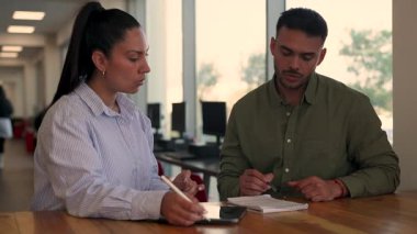 İki yönetici iş projesini tartışırken ofiste birlikte oturuyorlar. 