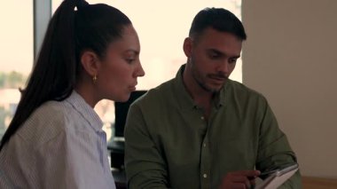 İki yönetici iş projesini tartışırken ofiste birlikte oturuyorlar. 