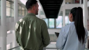 Tabletli kadın ve erkeğin ofise girip iş projelerini tartışmalarının arka plan görüntüsü 