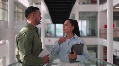 İki yönetici ofiste iş projesini tartışıyor.