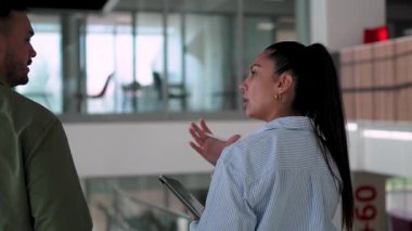 Tabletli kadın ve erkeğin ofise girip iş projelerini tartışmalarının arka plan görüntüsü 