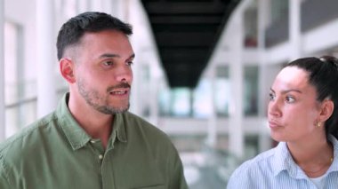 İki yönetici ofiste iş projesini tartışıyor.