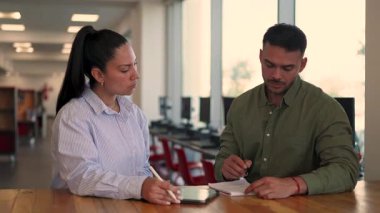 İki yönetici iş projesini tartışırken ofiste birlikte oturuyorlar. 