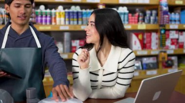 Latin Amerikalı işçiler bir hırdavatçıda farklı tesisat borularının envanterini çıkarıyorlar.