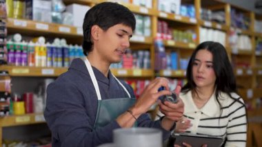 Latin Amerikalı işçiler bir hırdavatçıda ürün sayımı yapıyor.