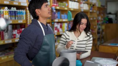 Latin Amerikalı işçiler bir hırdavatçıda ürün sayımı yapıyor.