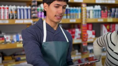 Latin Amerikalı işçiler bir hırdavatçıda farklı tesisat borularının envanterini çıkarıyorlar.