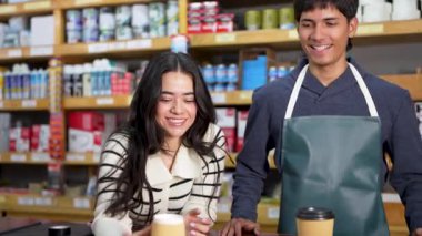 İki genç esnaf mola verip kahve içiyorlar. 