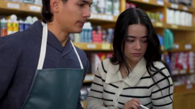 Latin Amerikalı işçiler bir hırdavatçıda ürün sayımı yapıyor.