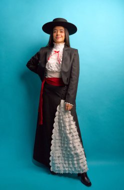 Geleneksel İspanyol flamenko kıyafeti giyen gülümseyen kadın.