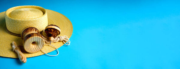 Традиционные чилийские деревянные игрушки trompo и эмбок отображаются на соломенной шляпе, что предполагает национальные праздники и День независимости