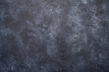 Koyu beton yüzey kaba kentsel bir arka plan sağlıyor