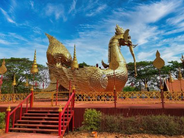 Altın Nok Hatsadiling, Budist tapınağı Wat Phra That Su Thon in Phrae, Kuzey Tayland 'da bir filin hortumu ve fildişi olan efsanevi bir kuş.