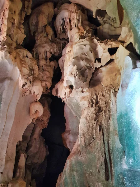 Jaskinia Wapienna Dziwnymi Formacjami Stalaktytowymi Phu Pha Lom Forest Park — Zdjęcie stockowe