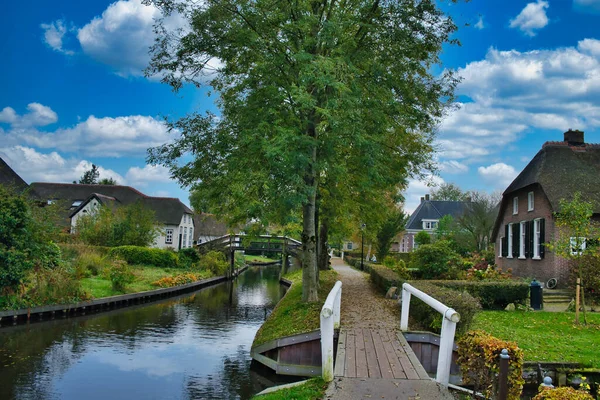 Malebná Holandská Vesnice Giethoorn Průplavem Úzkými Dřevěnými Mosty Stromy Doškovými — Stock fotografie