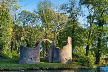 Hollanda, Overijssel 'deki Vollenhove kasabasında uzun ağaçlarla kaplı Toutenburg Ortaçağ şatosunun kalıntıları.