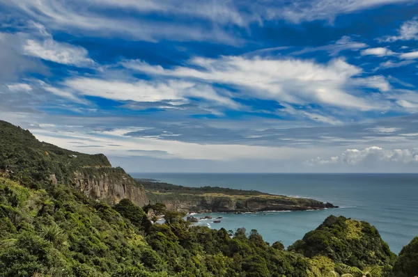 タスマン海 南島の西海岸 ニュージーランドに沿って熱帯雨林や急な崖を持つ海岸の風景 ウェストポートとグリマスの間のPunakaiki村に近い — ストック写真