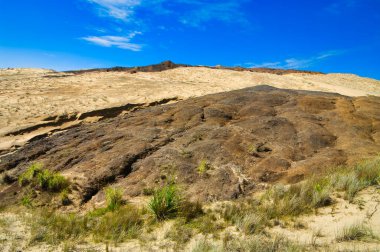 Kuzey Adası, Yeni Zelanda 'nın kuzeyindeki Cape Maria van Diemen' de devasa kum tepeleri ve aşınmış kayalar.. 