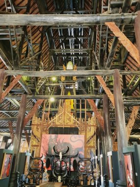 Chiang Rai, Tayland 'daki müze Black House' un (Baan Dam) tamamen ahşaptan yapılmış ana binasının içi.