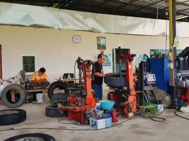 Tayland 'ın Phetchabun ilindeki Lom Sak otoyolu boyunca lastik tamir atölyesi