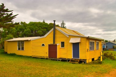 Avustralya 'nın güney kıyısı boyunca tipik bir ahşap kulübe.