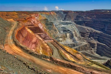 The Super Pit or Fimiston Open Pit, the largest open pit gold mine of Australia, along the Goldfields Highway in Kalgoorlie, Western Australia