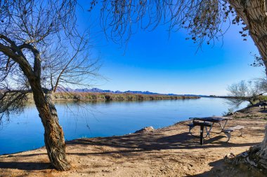 Picnic spot on the Colorado River, on the border between California and Arizona, USA, not far from Blythe. Bare mountains in the background