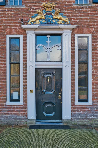 荘園への入り口Menkemaborg Uithuizen Groningen 生活の様式化された木と腕の紋章を持つ — ストック写真