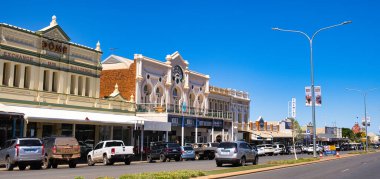 Hannan Caddesi, Kalgoorlie, Batı Avustralya 'daki Heritage Exchange Buildings ve Laslett Building ile sokak sahnesi